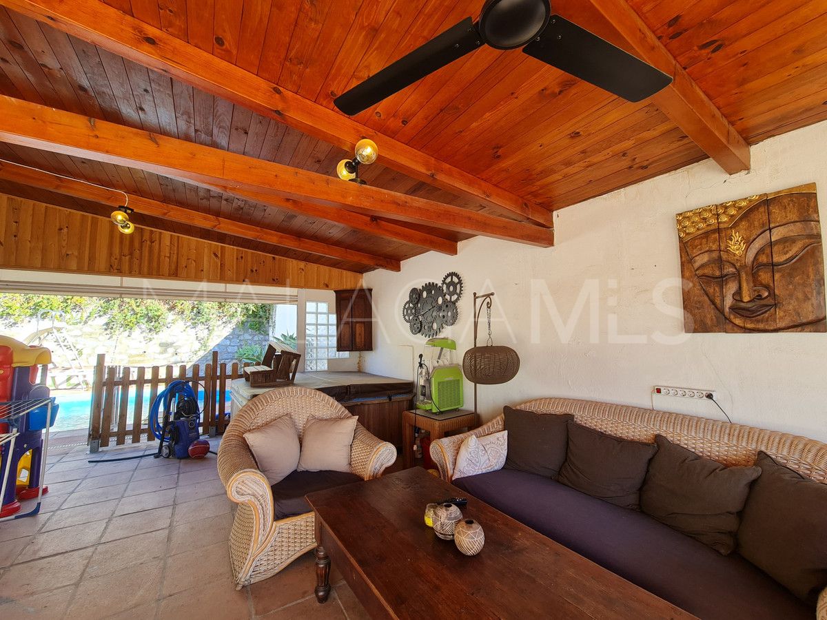 Villa for sale in Nueva Andalucia