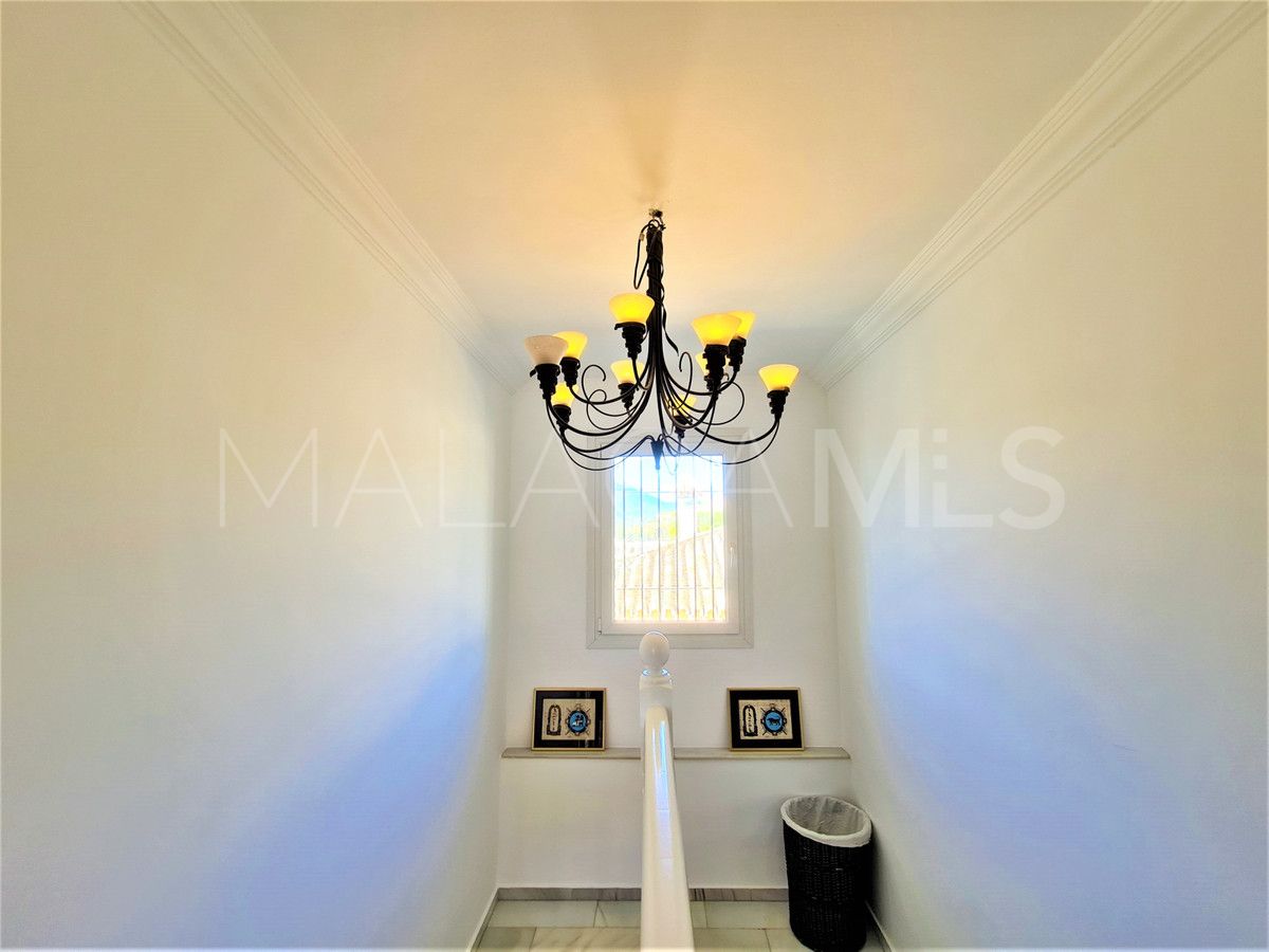 Villa for sale in Nueva Andalucia
