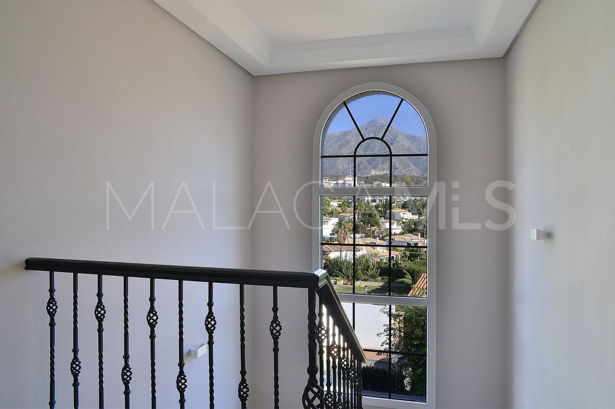 Villa for sale in Nueva Andalucia
