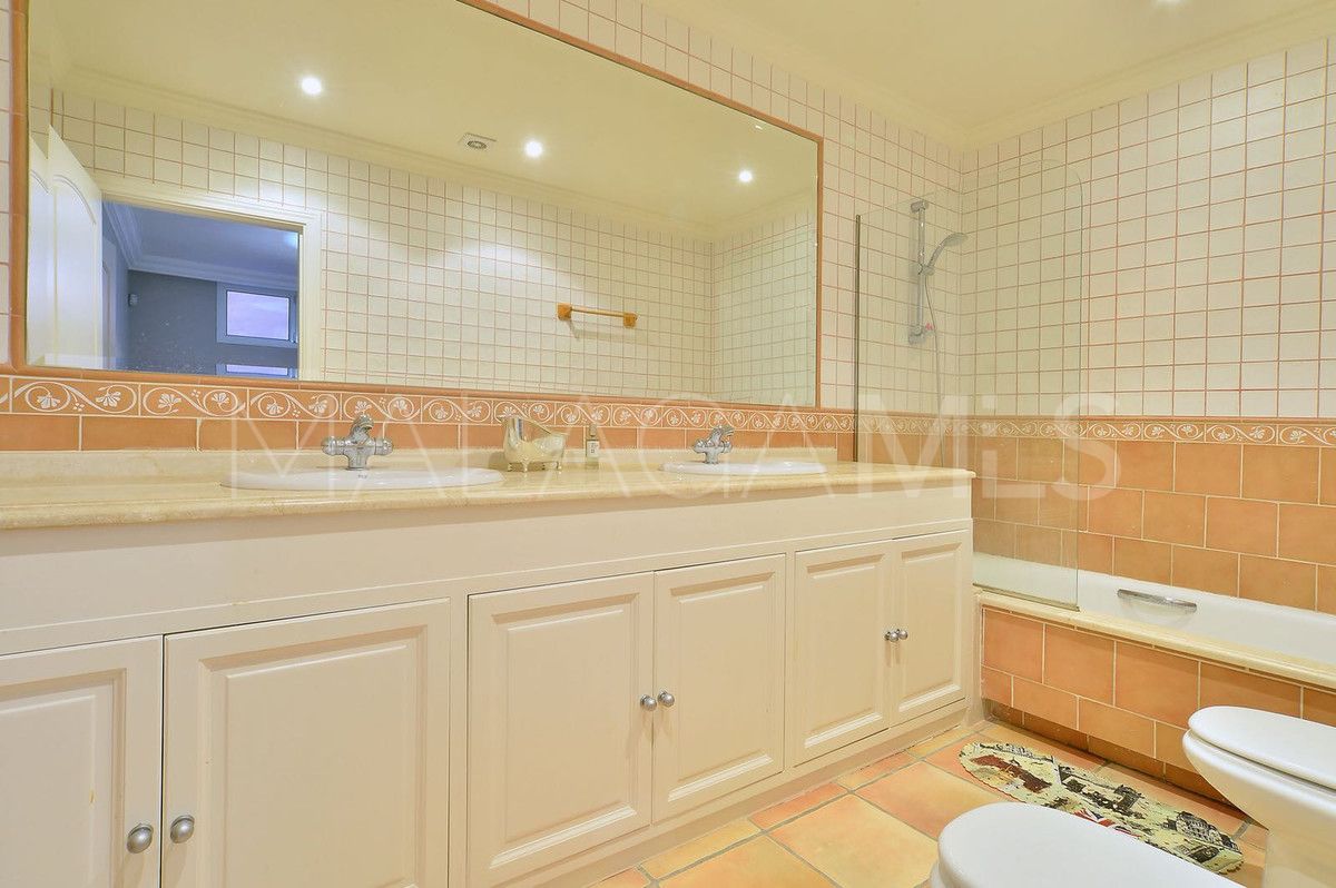 Villa for sale in Nueva Andalucia