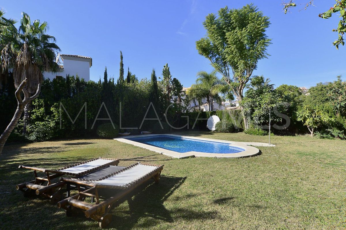 Villa for sale in Nueva Andalucia