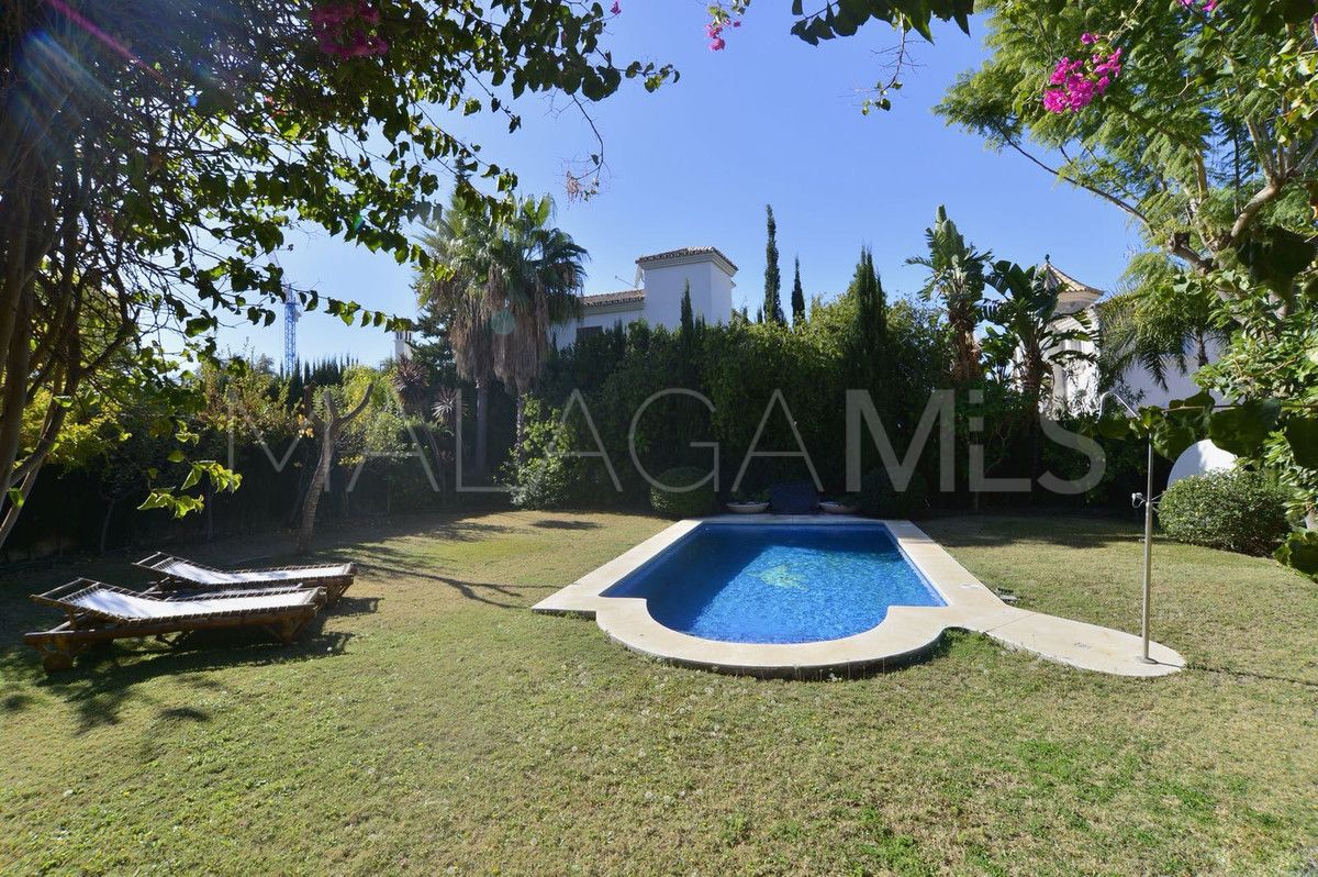 Villa for sale in Nueva Andalucia