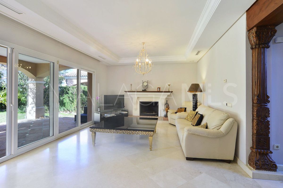 Villa for sale in Nueva Andalucia
