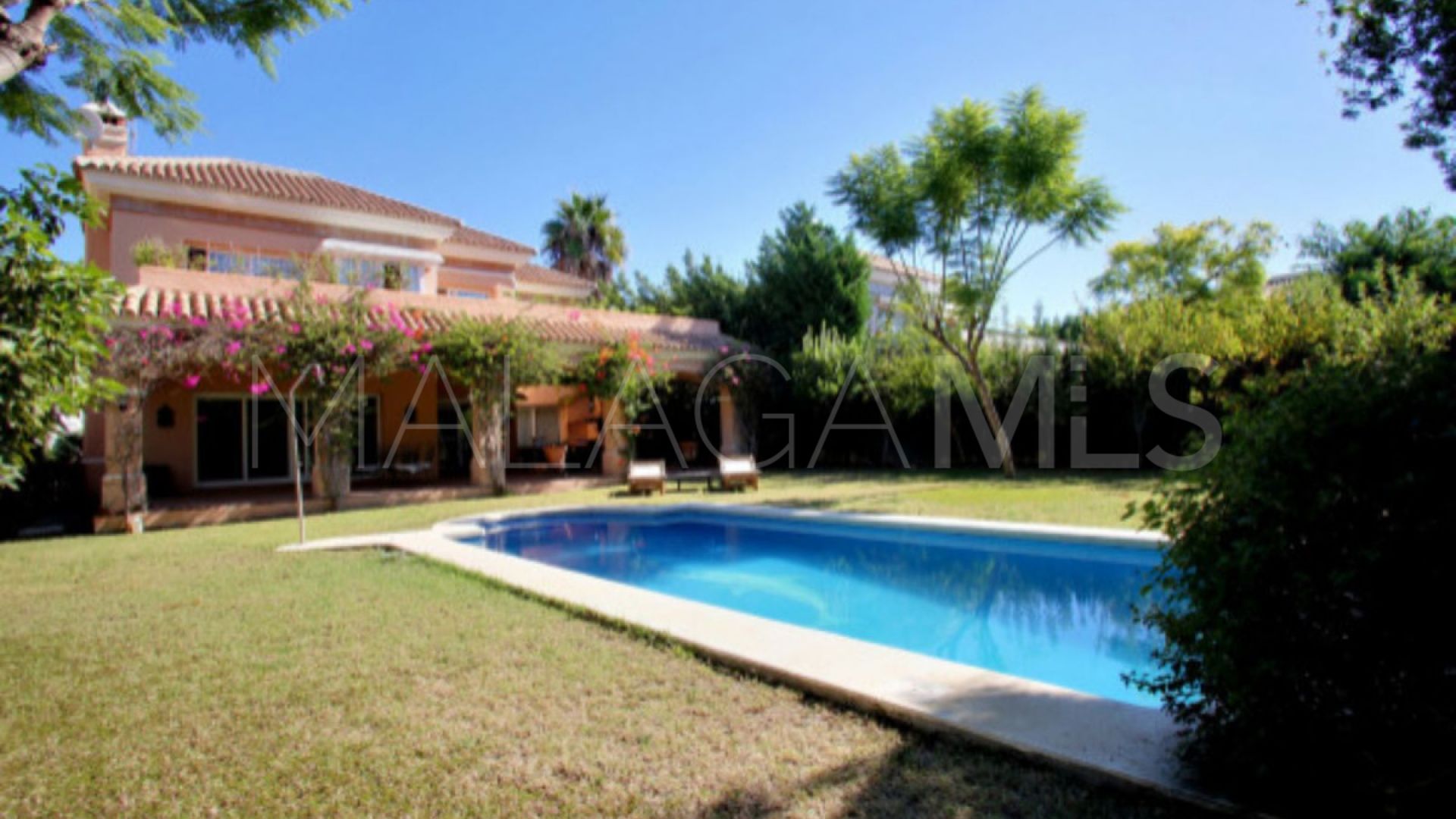 Villa for sale in Nueva Andalucia