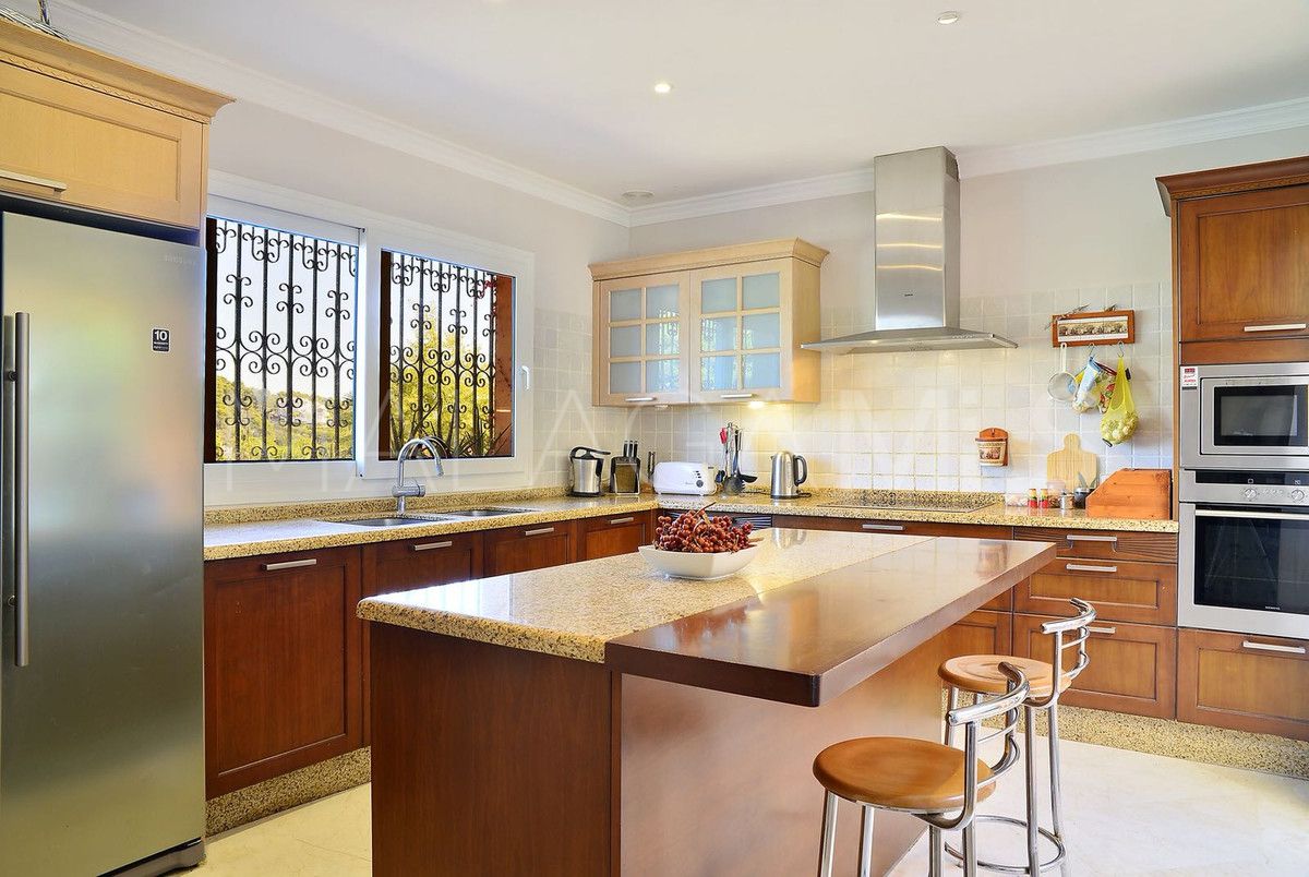 Villa for sale in Nueva Andalucia
