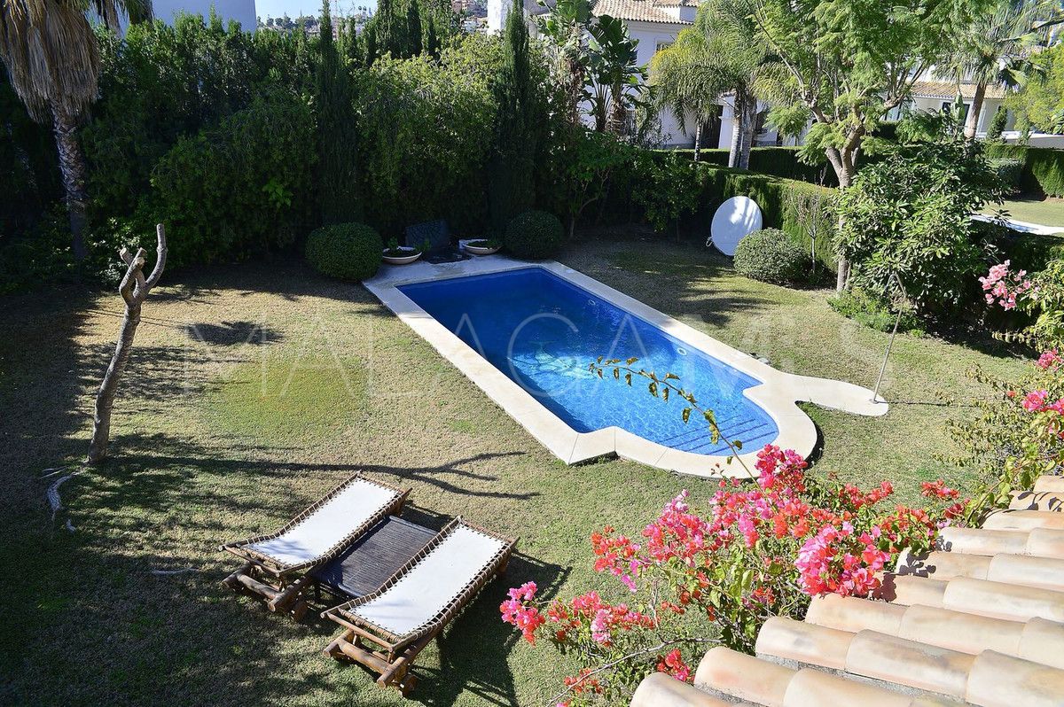 Villa for sale in Nueva Andalucia