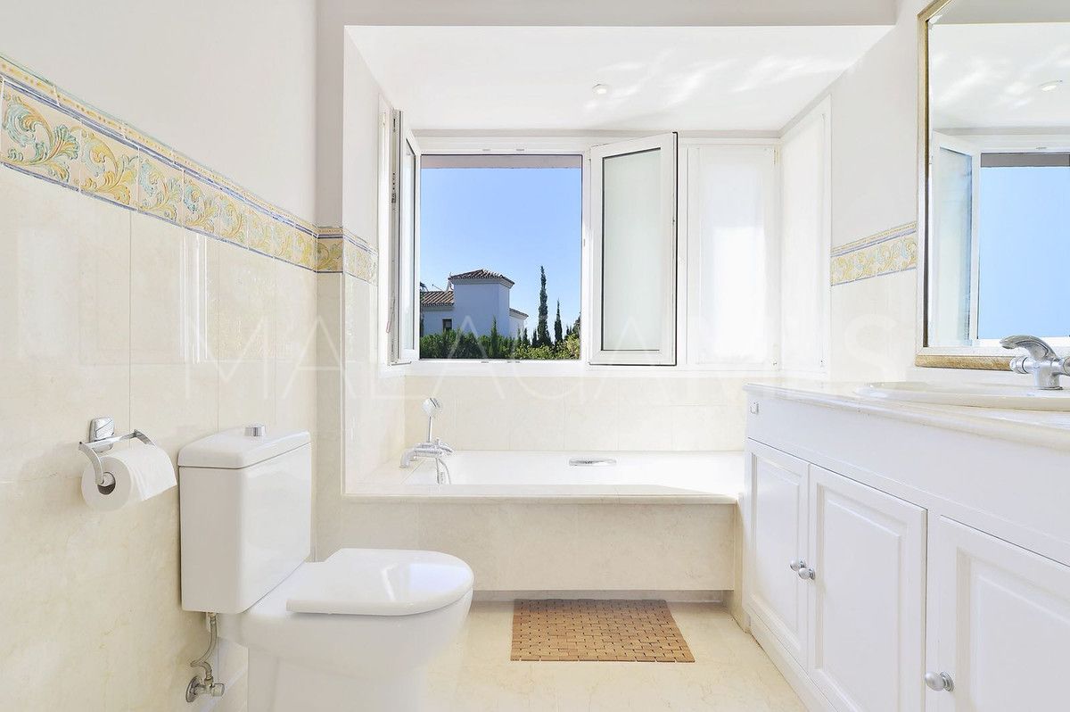 Villa for sale in Nueva Andalucia