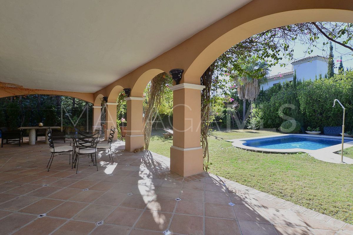 Villa for sale in Nueva Andalucia