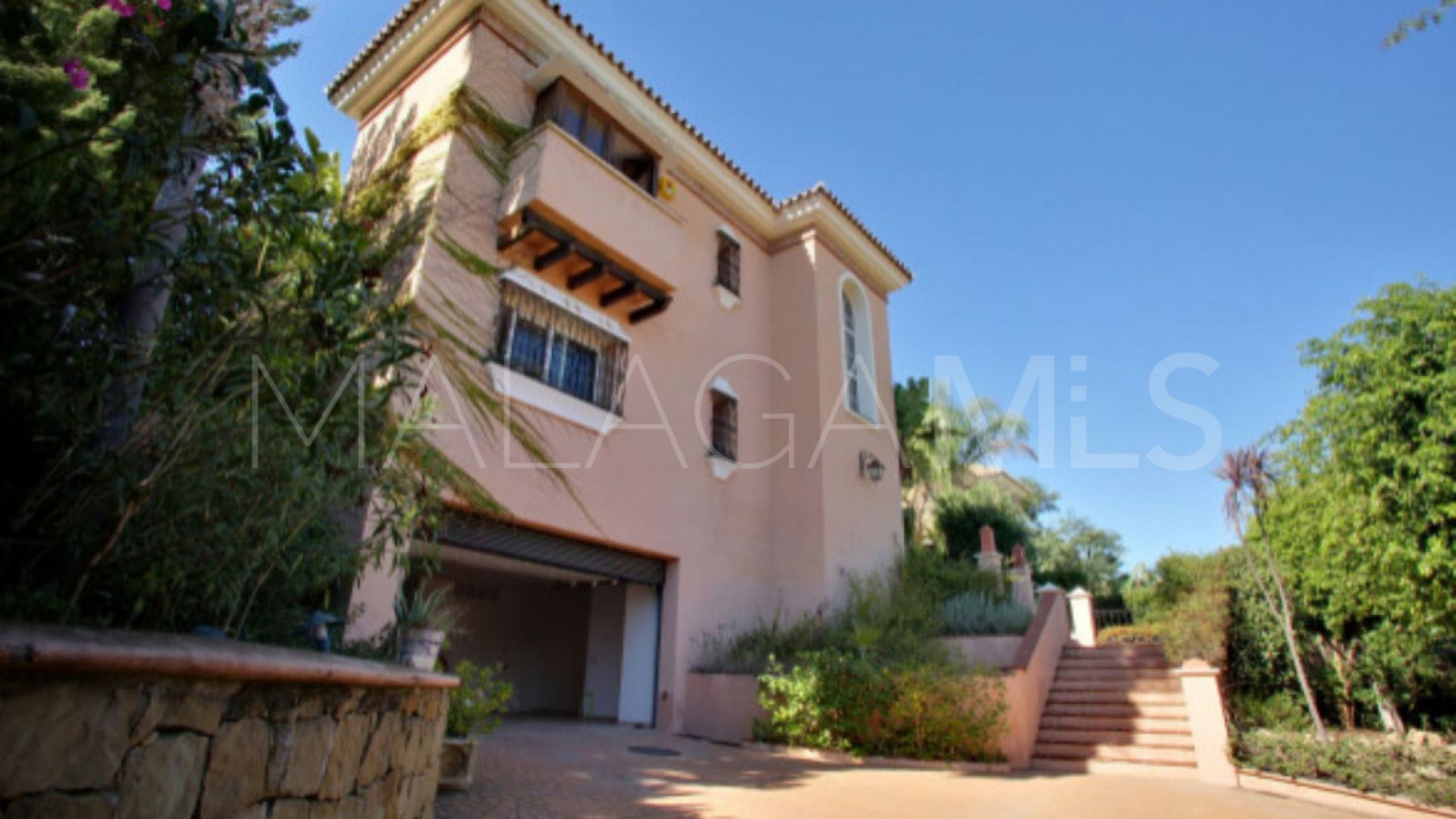 Villa for sale in Nueva Andalucia