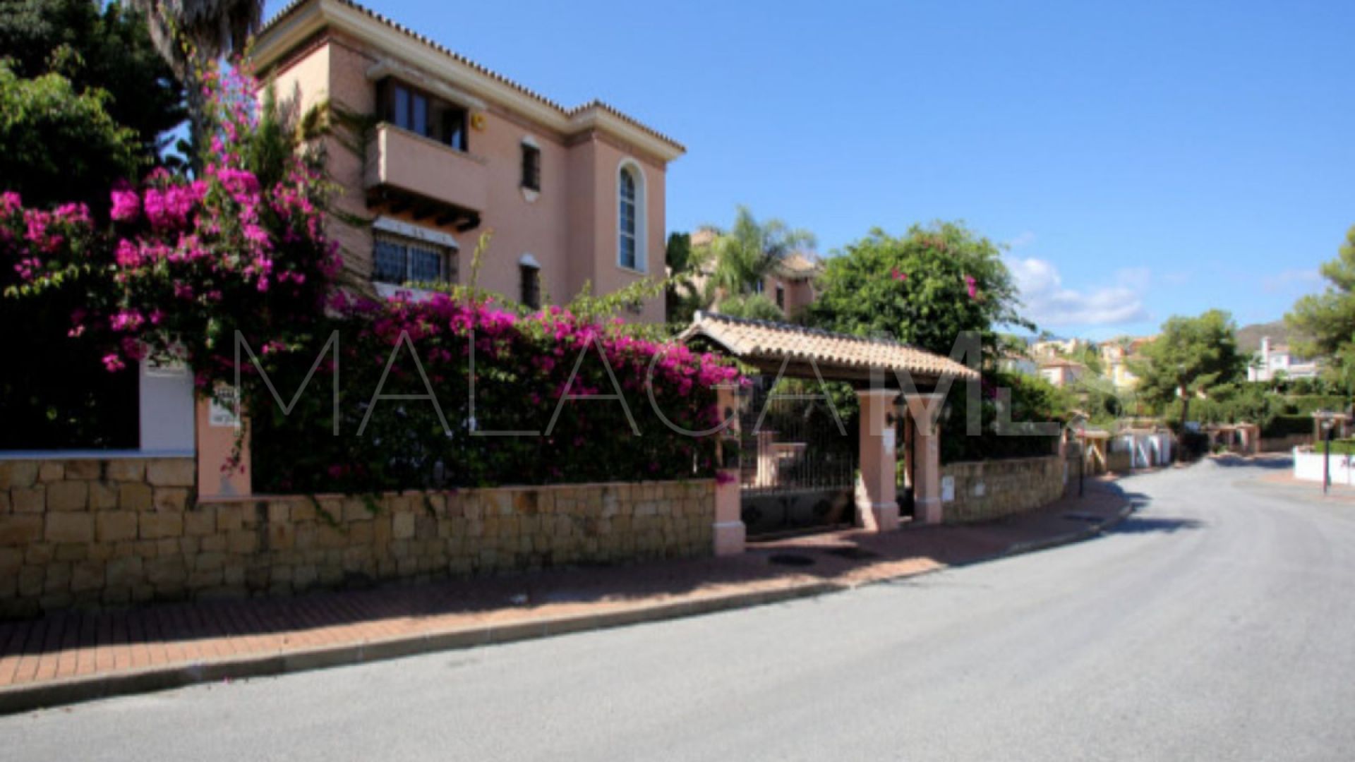 Villa for sale in Nueva Andalucia