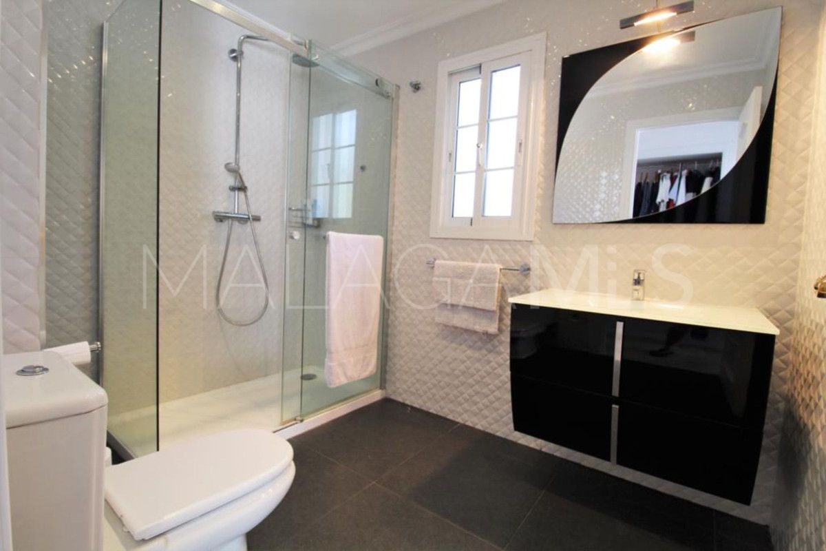 Villa for sale in Nueva Andalucia