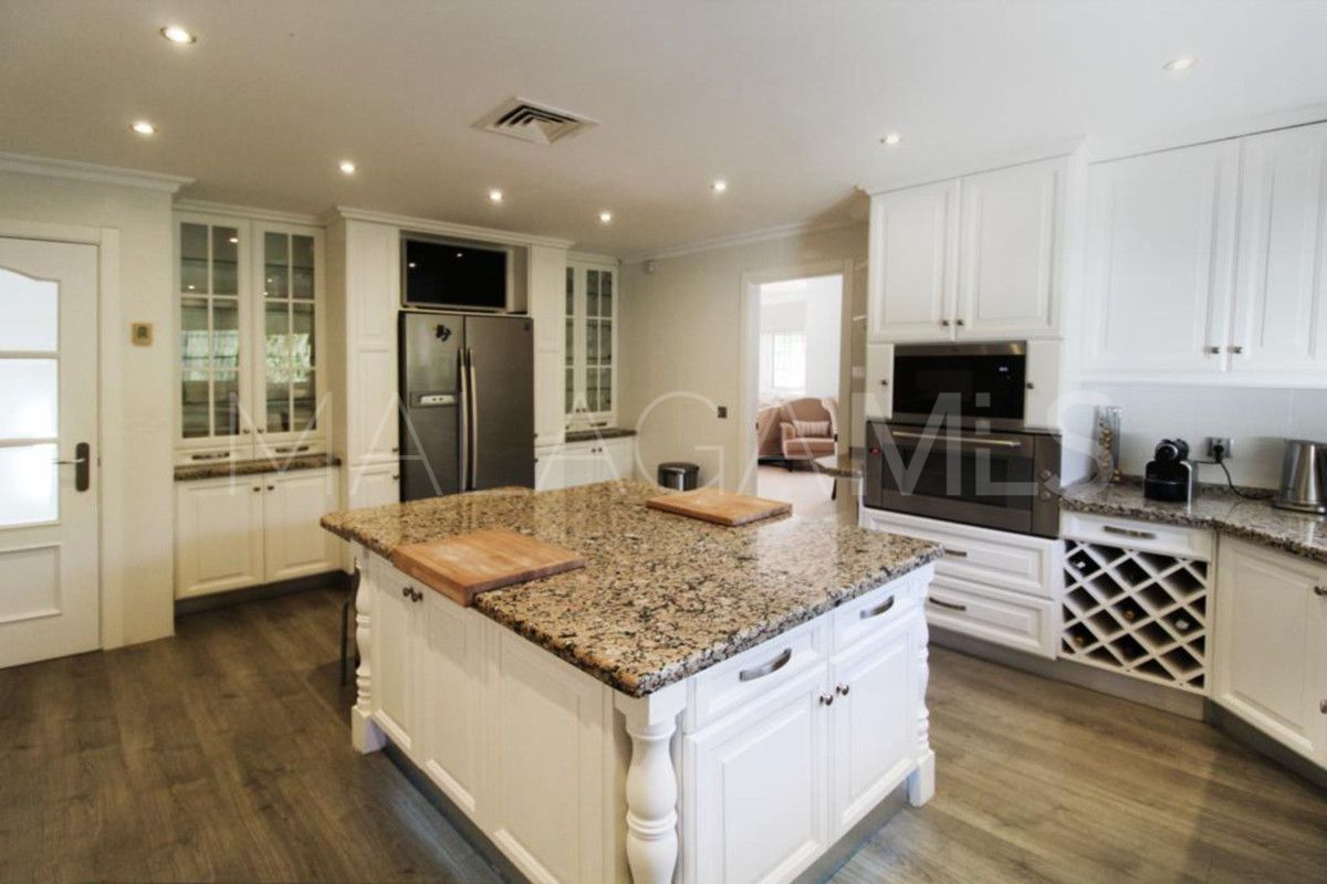 Villa for sale in Nueva Andalucia