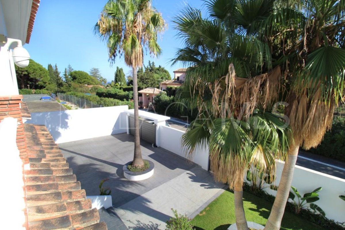 Villa for sale in Nueva Andalucia