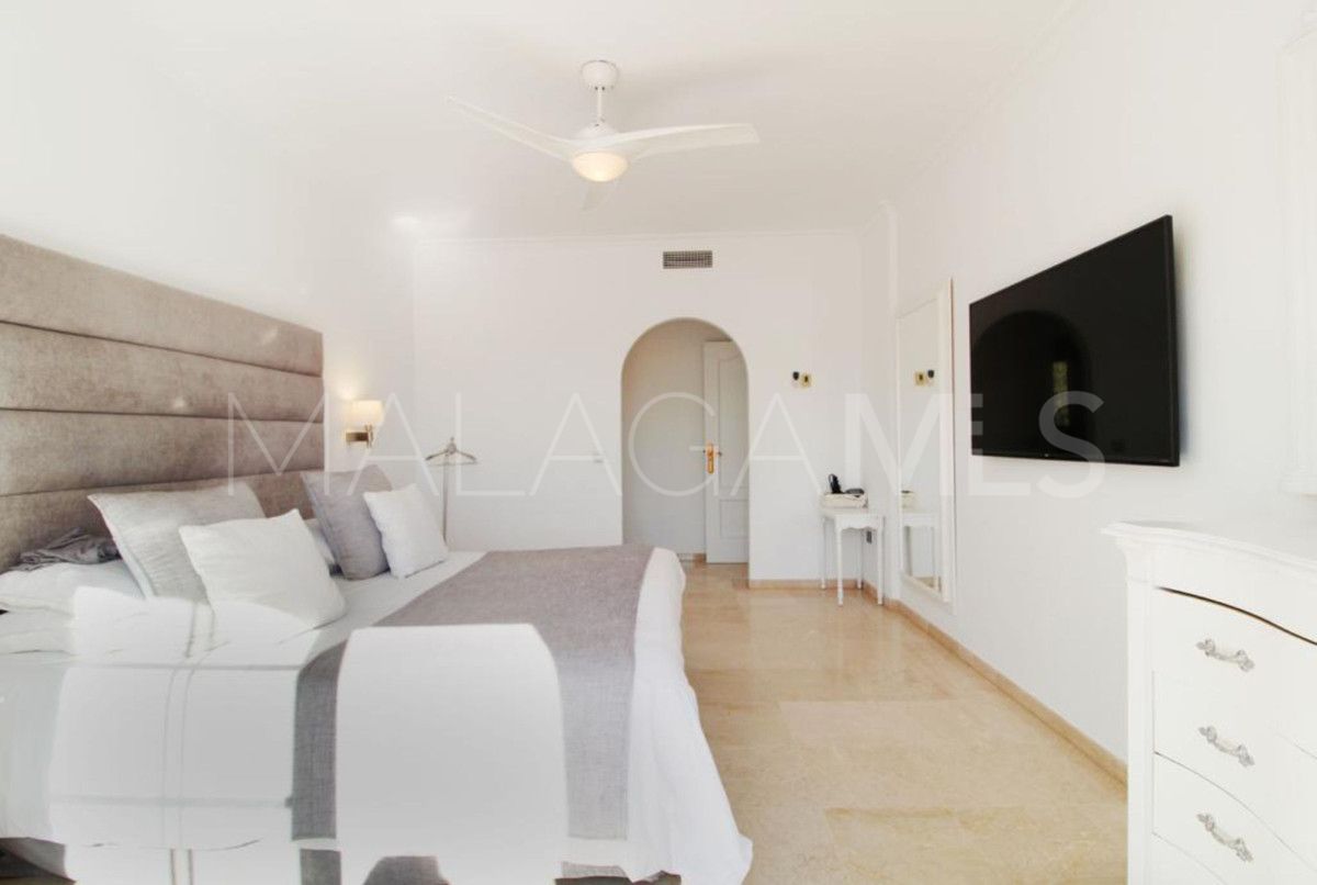 Villa for sale in Nueva Andalucia