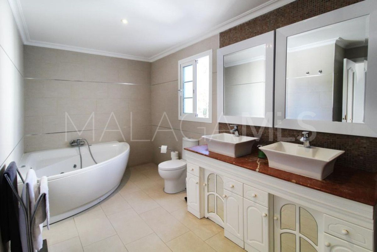 Villa for sale in Nueva Andalucia