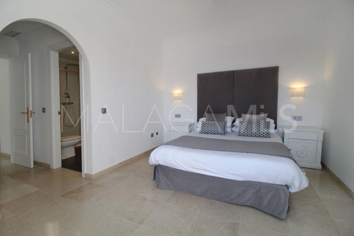 Villa for sale in Nueva Andalucia