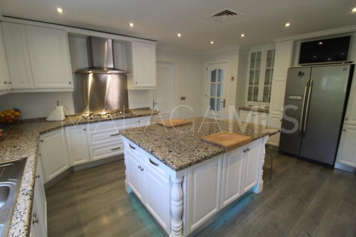 Villa for sale in Nueva Andalucia