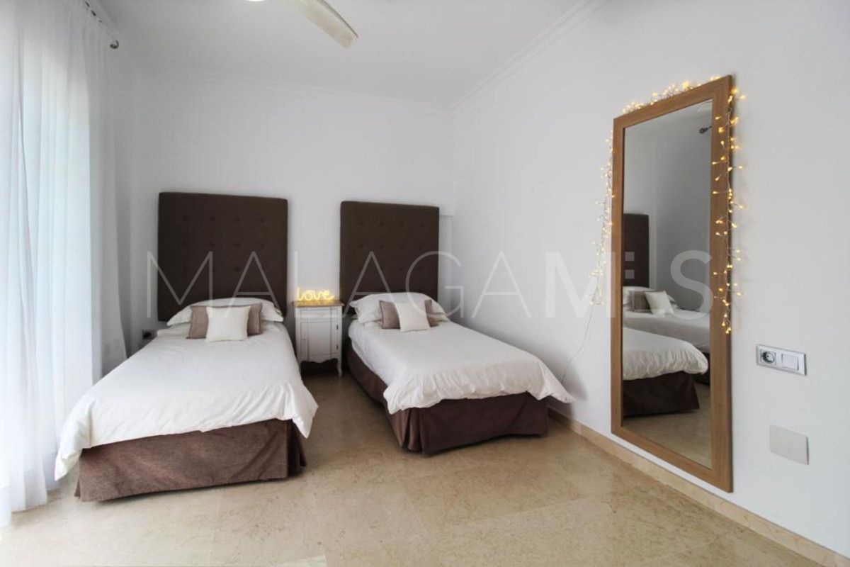 Villa for sale in Nueva Andalucia