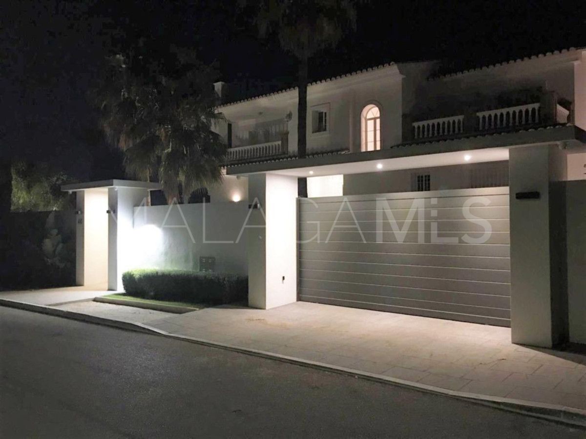 Villa for sale in Nueva Andalucia