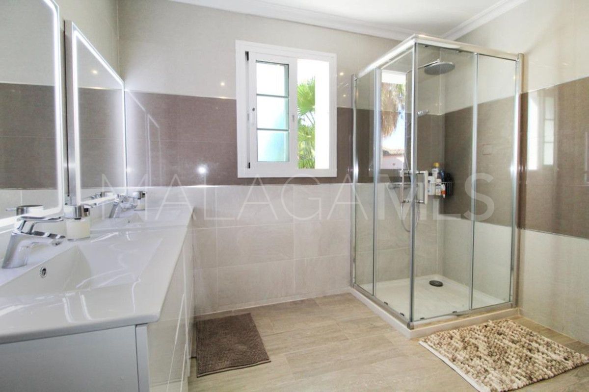 Villa for sale in Nueva Andalucia