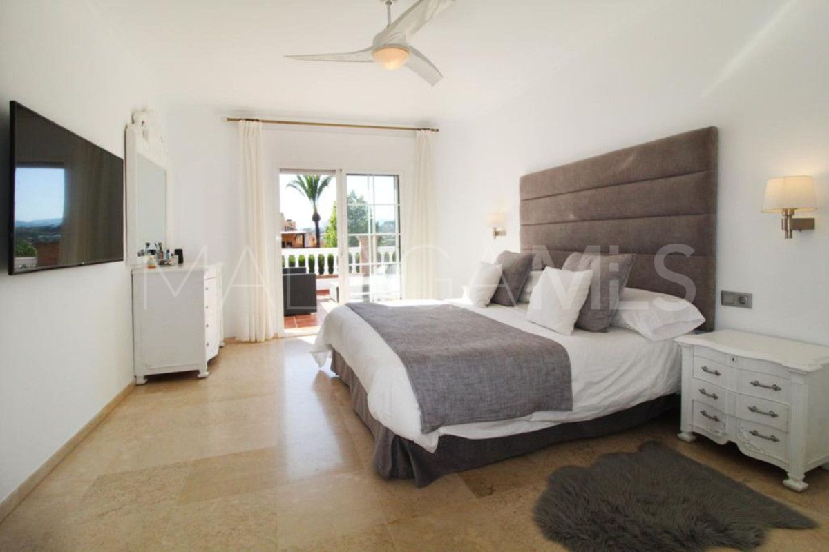 Villa for sale in Nueva Andalucia