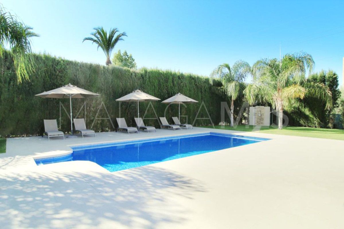 Villa for sale in Nueva Andalucia