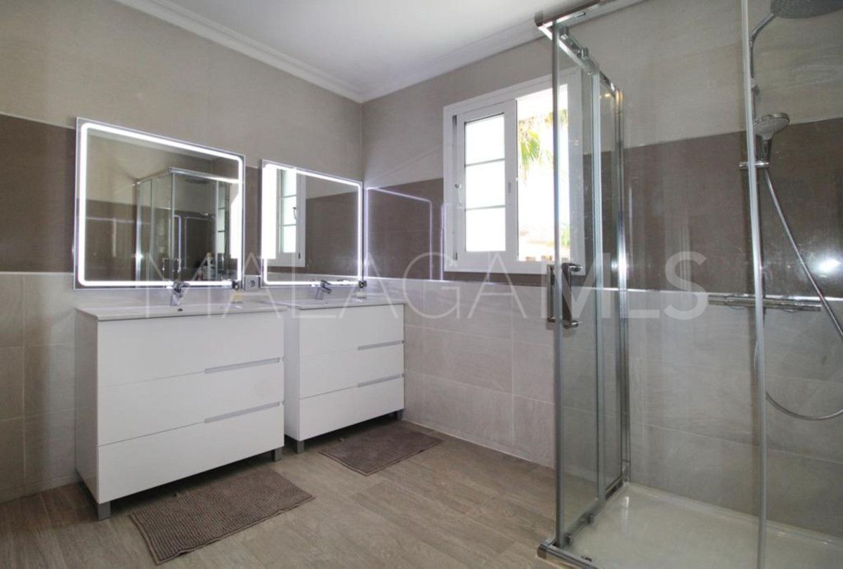 Villa for sale in Nueva Andalucia
