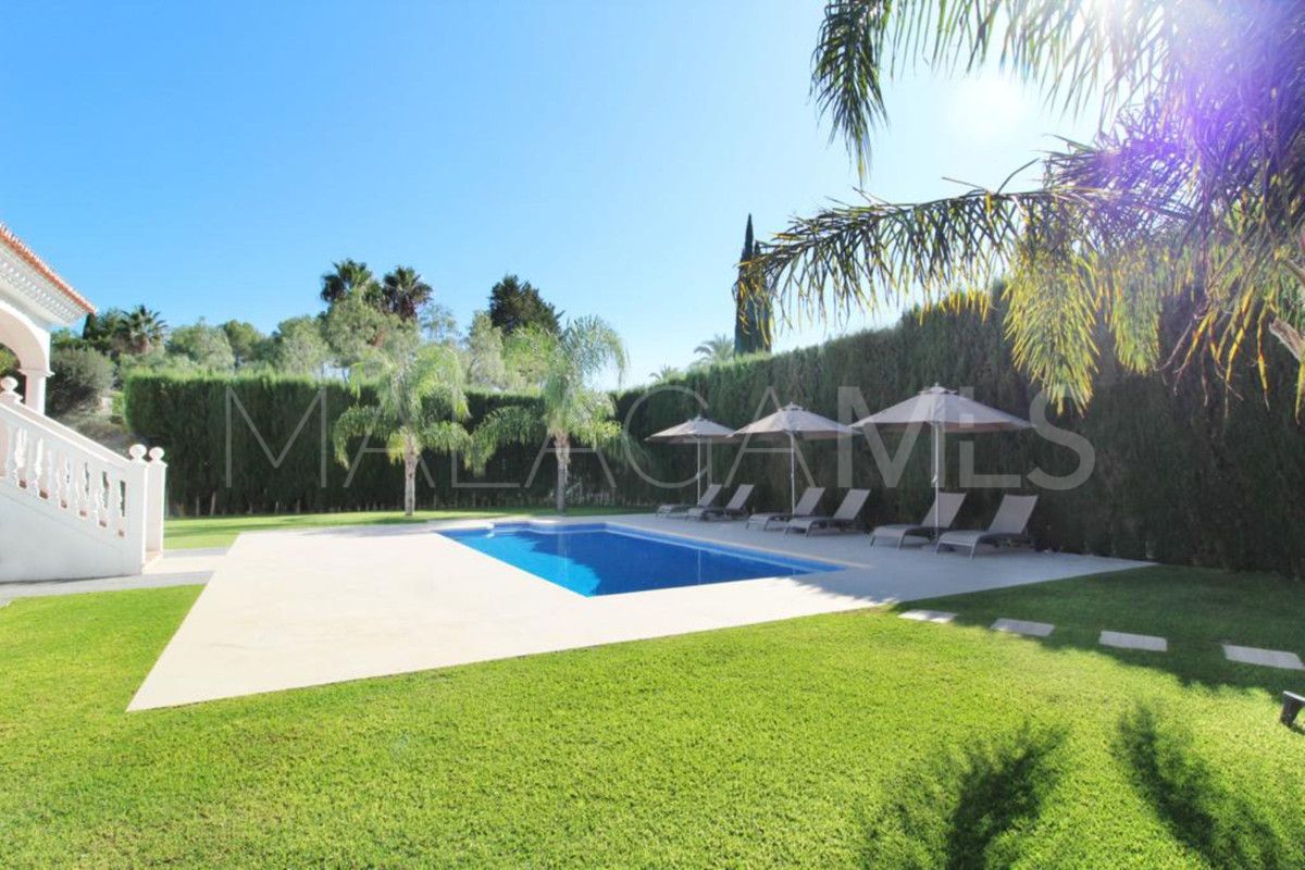 Villa for sale in Nueva Andalucia
