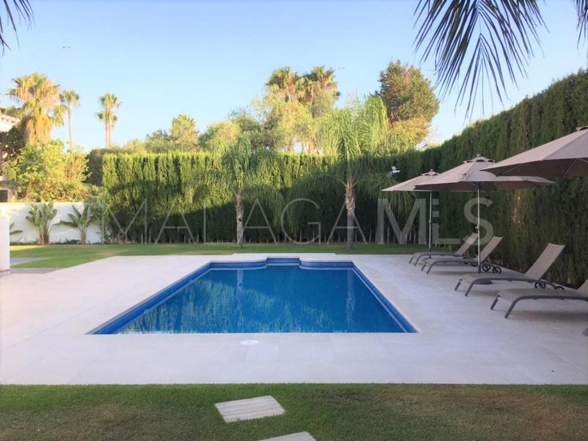 Villa for sale in Nueva Andalucia