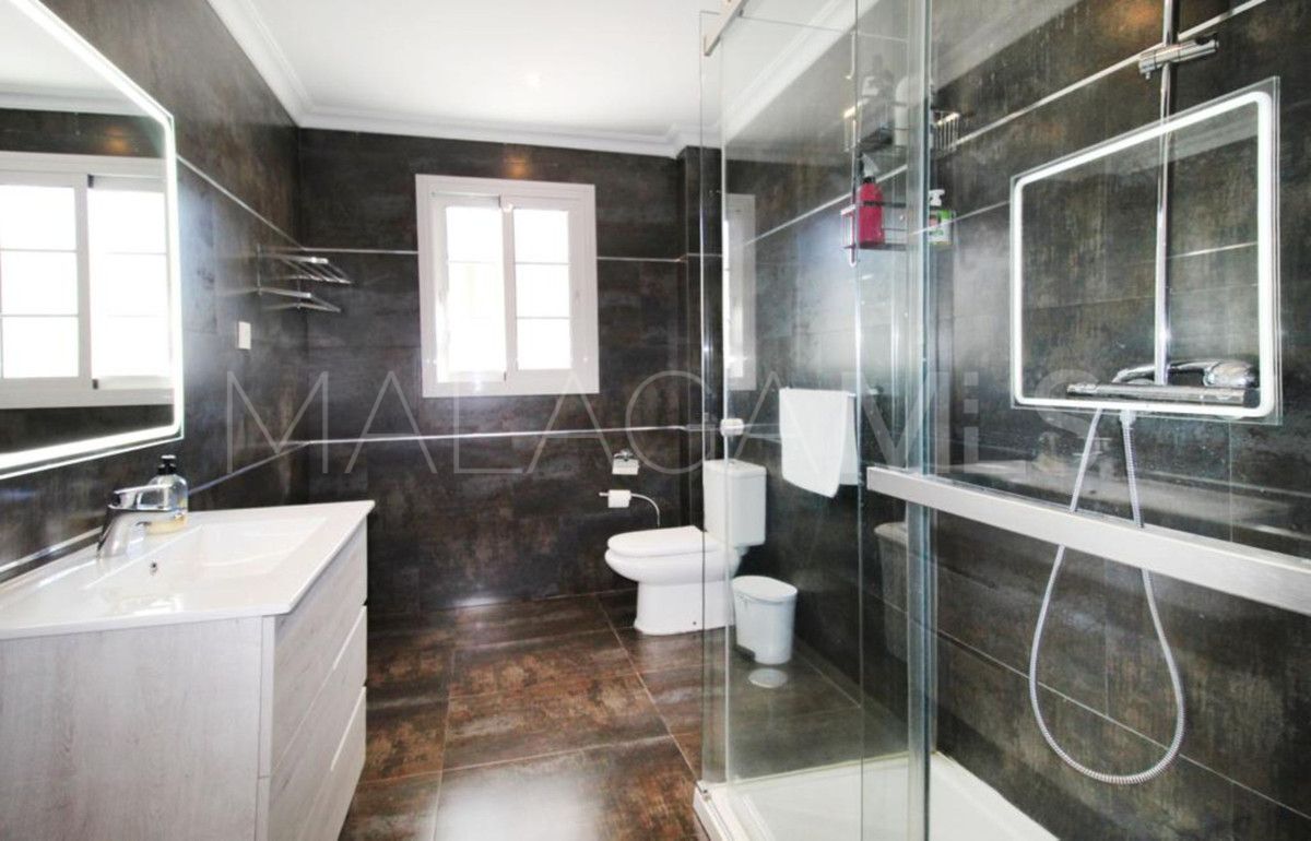 Villa for sale in Nueva Andalucia