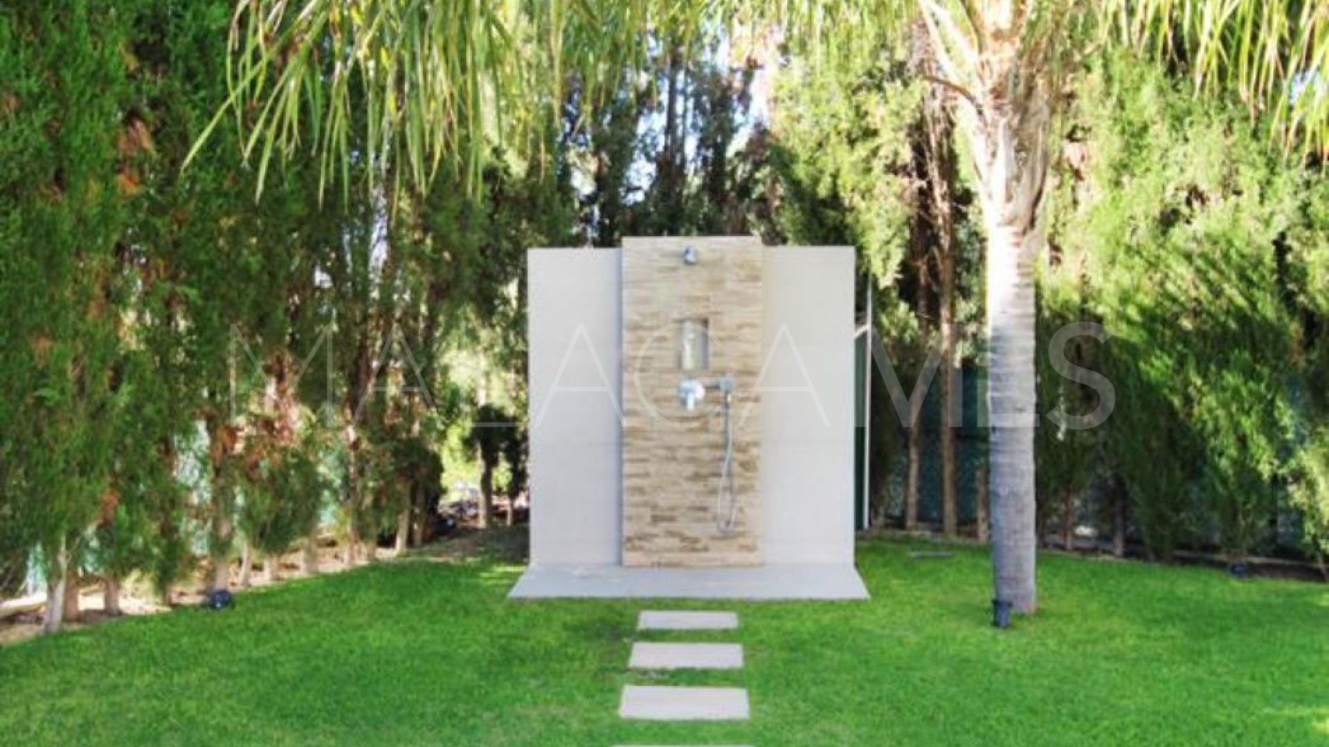 Villa for sale in Nueva Andalucia