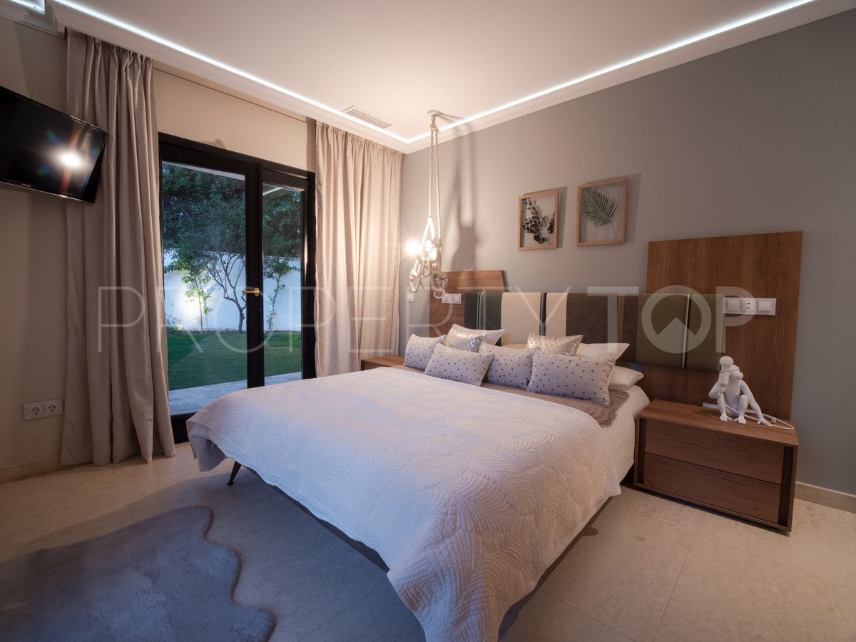 7 bedrooms villa in Nueva Andalucia for sale