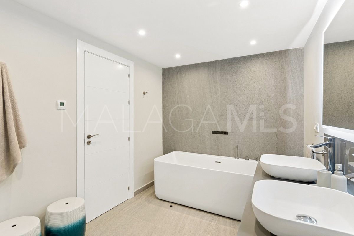 For sale 2 bedrooms apartment in Nueva Andalucia