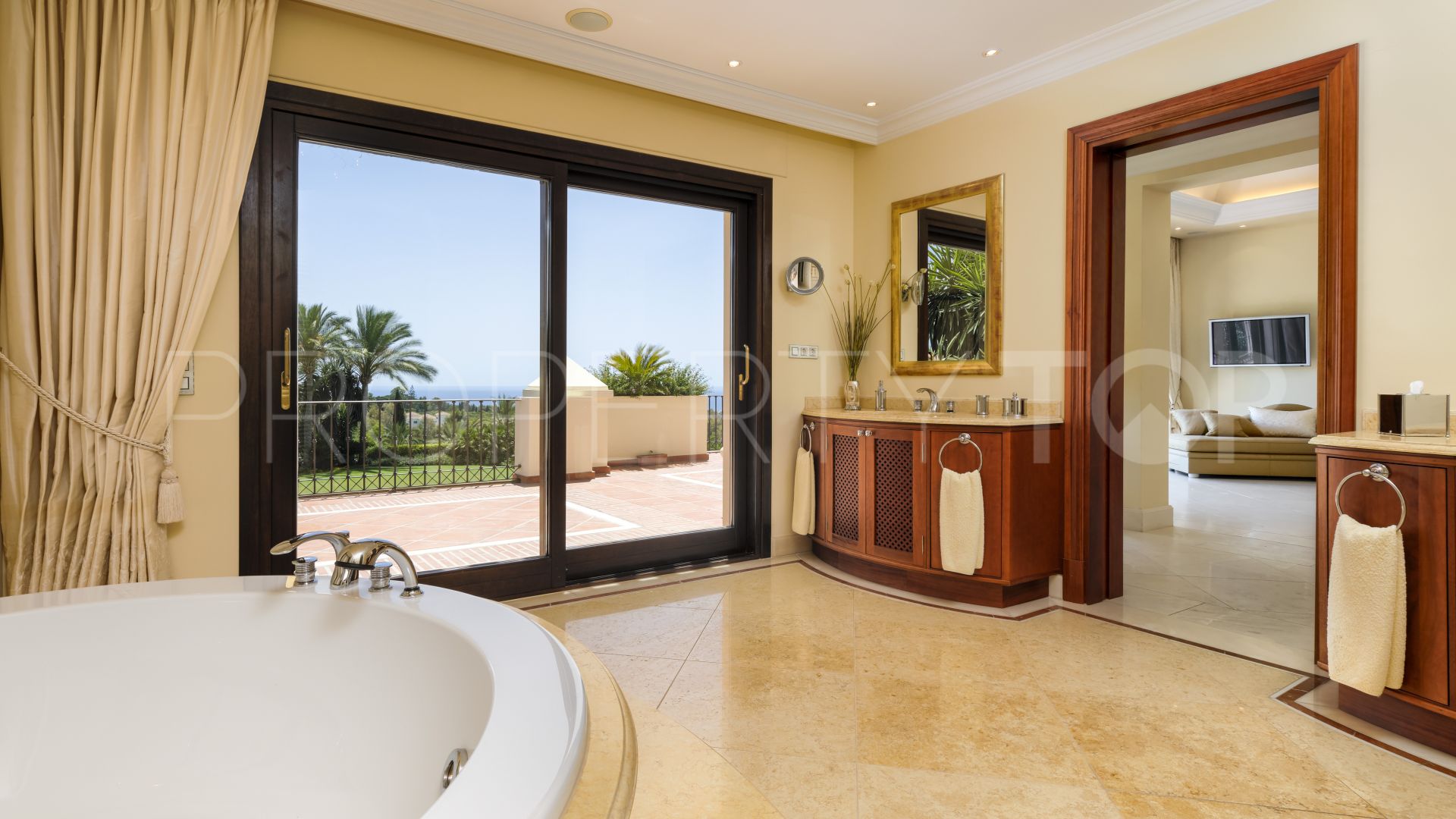 For sale villa in Marbella Hill Club with 5 bedrooms