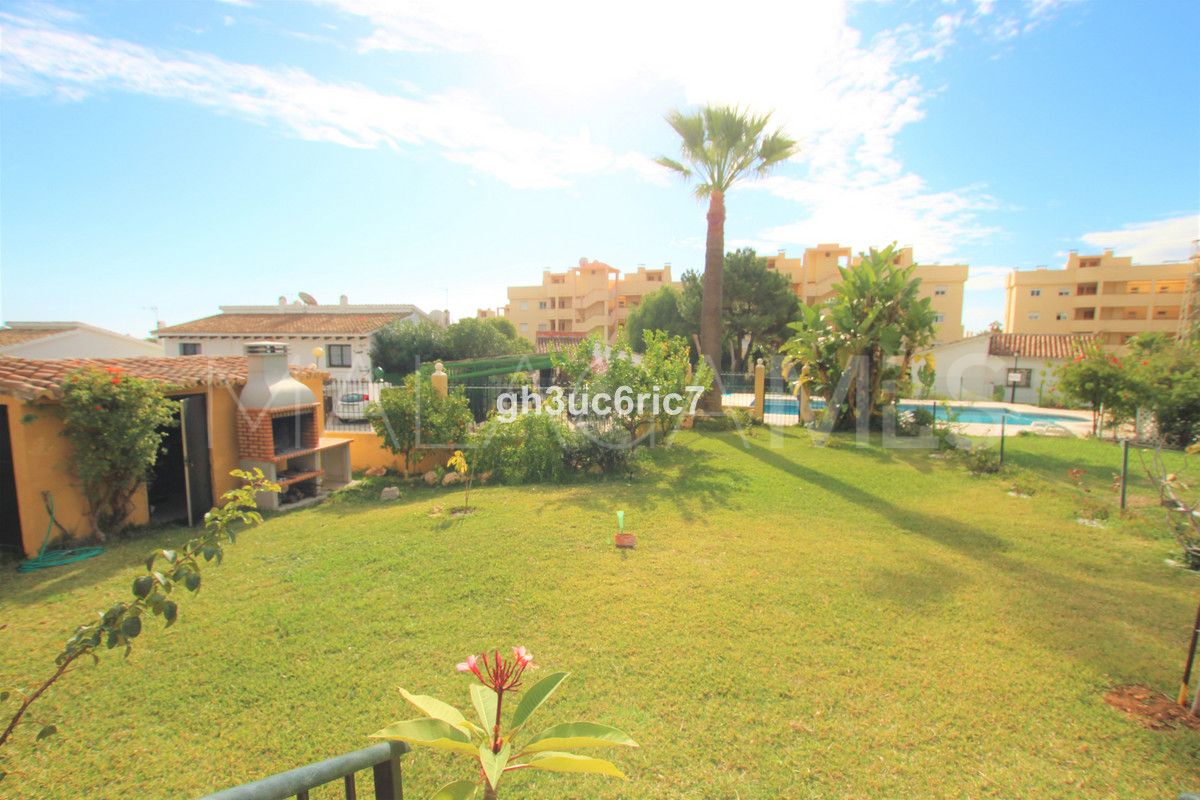 Villa for sale in Calahonda with 4 bedrooms