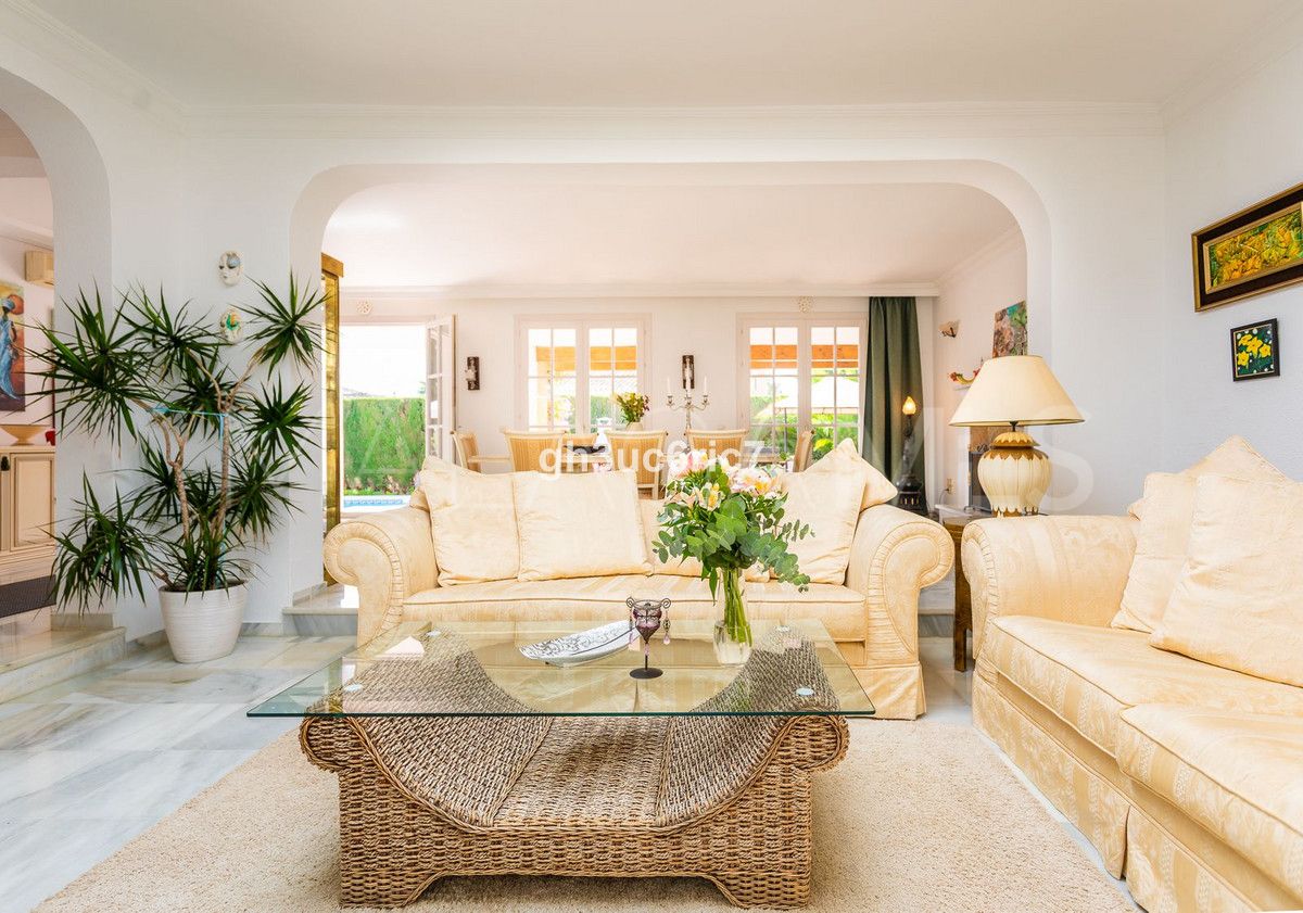 Buy villa with 4 bedrooms in Calahonda