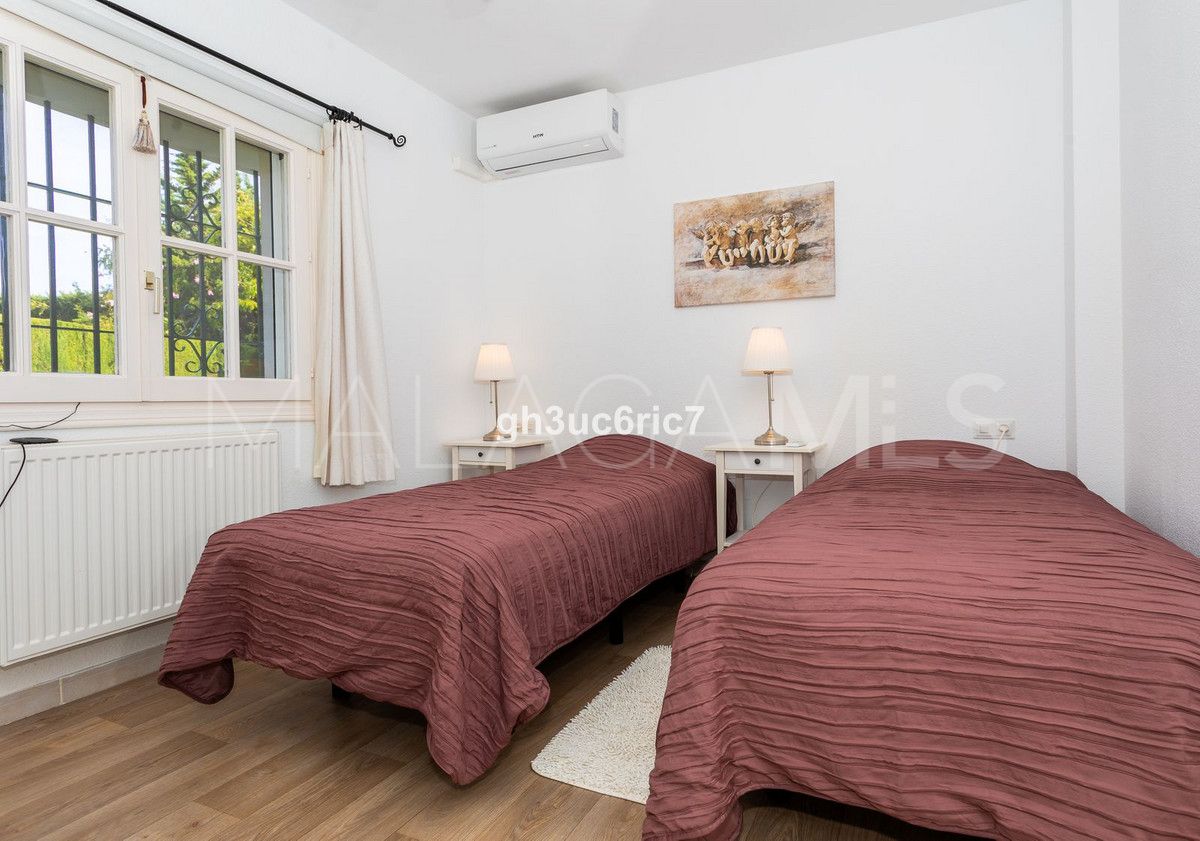Buy villa with 4 bedrooms in Calahonda