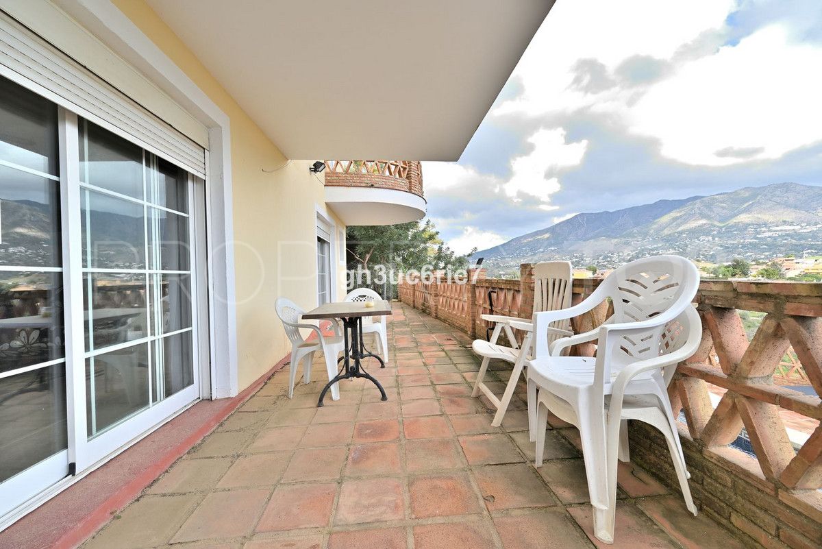 Buy villa in Sierrezuela with 4 bedrooms
