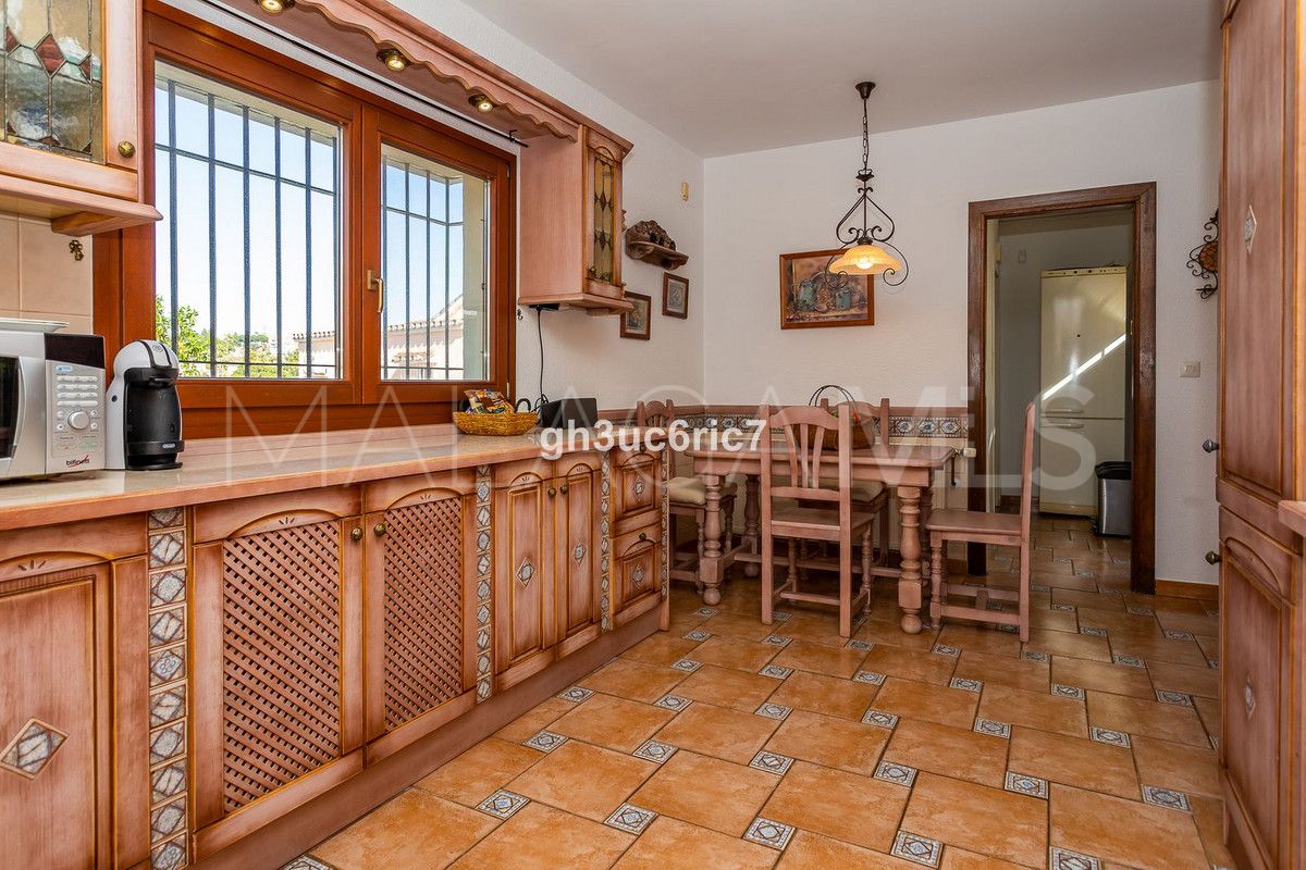 Calahonda 6 bedrooms villa for sale