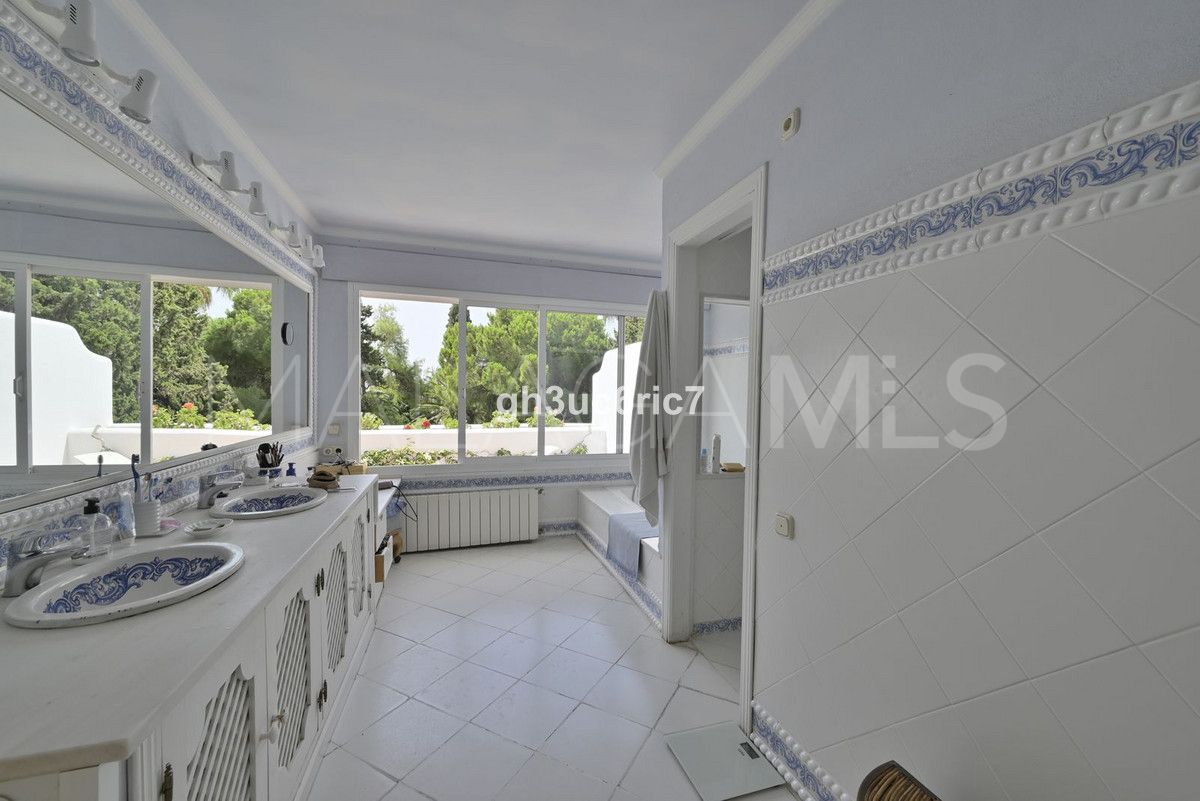 Villa for sale in Calahonda