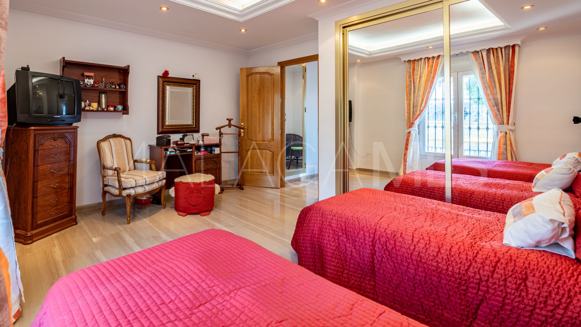 Villa for sale in Torrequebrada with 5 bedrooms