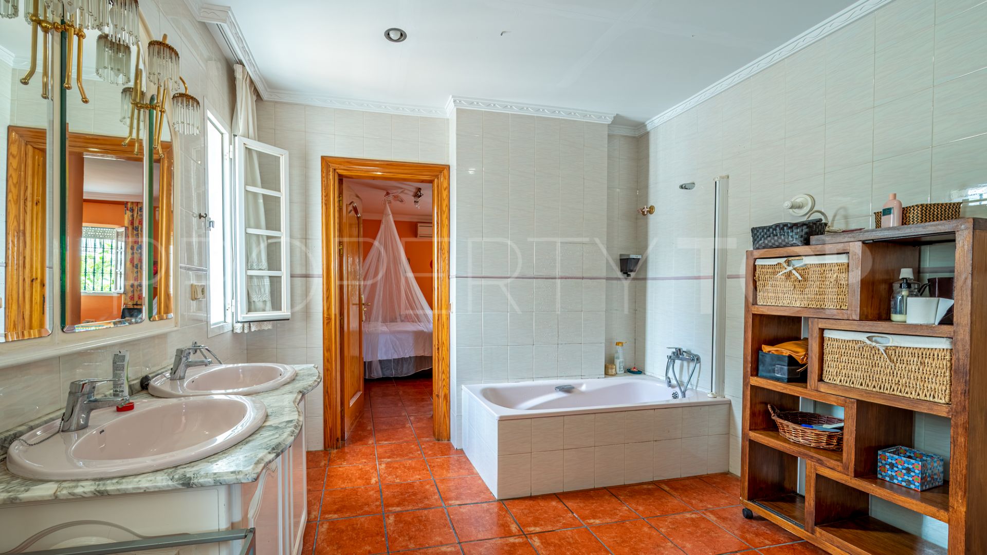 Se vende villa con 5 dormitorios en Benalmadena Costa