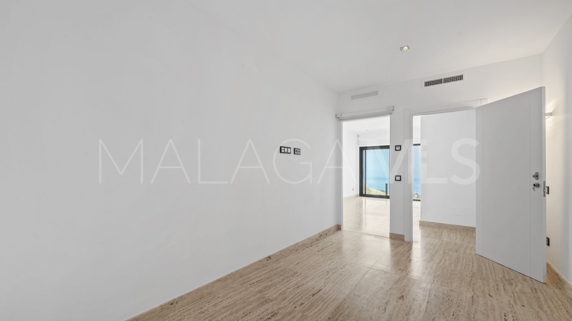 Villa for sale in Benalmadena