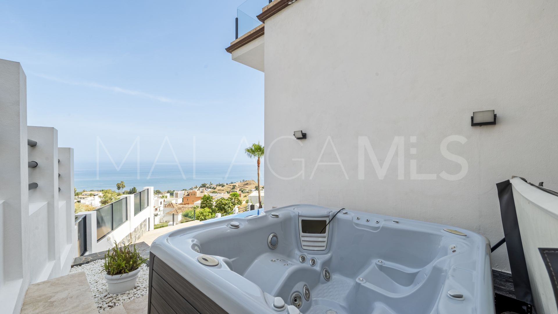 Villa for sale in Benalmadena