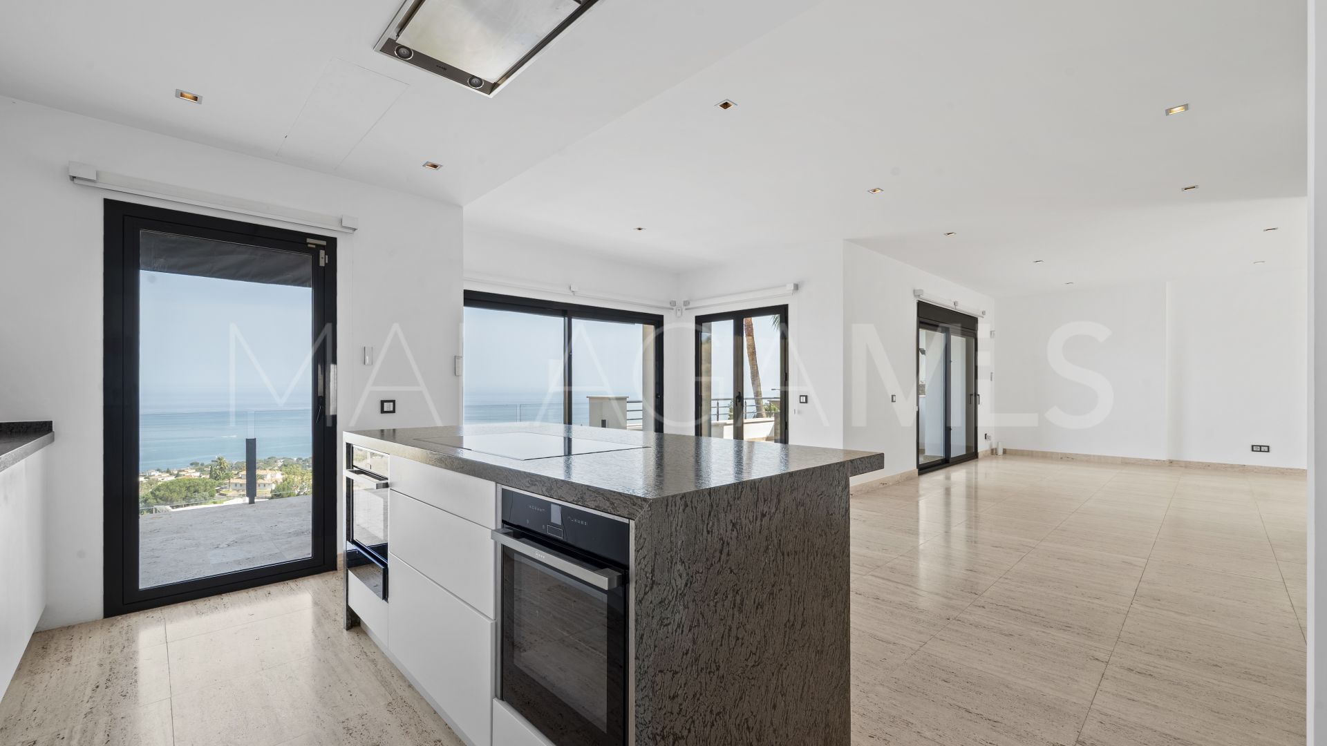 Villa for sale in Benalmadena