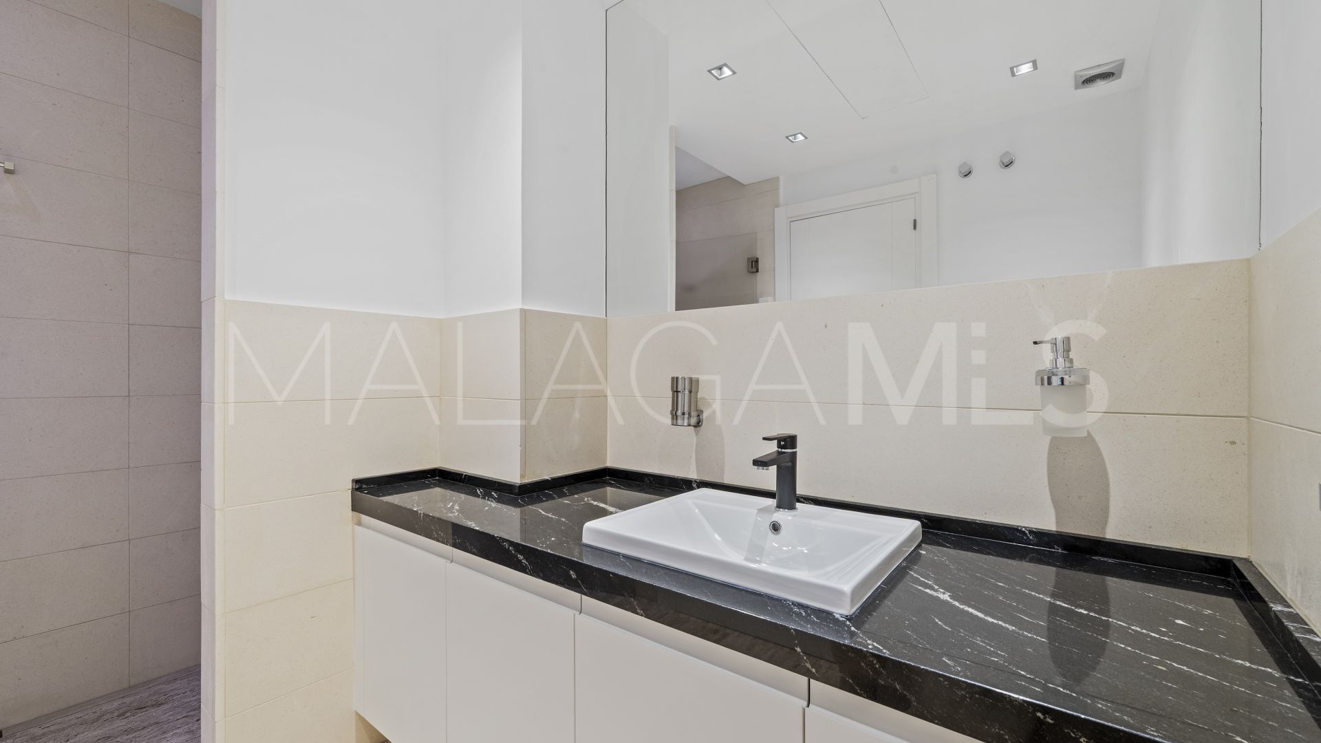 Villa for sale in Benalmadena