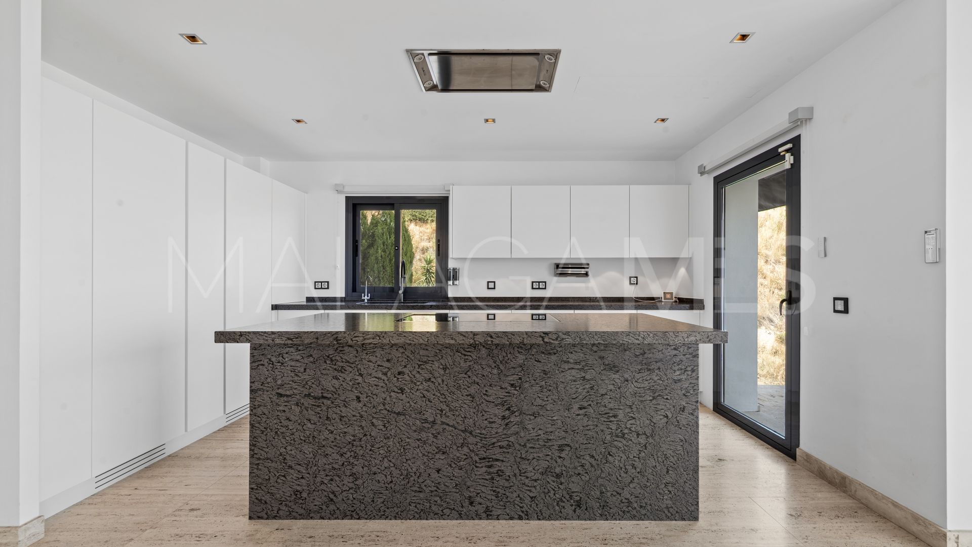 Villa for sale in Benalmadena