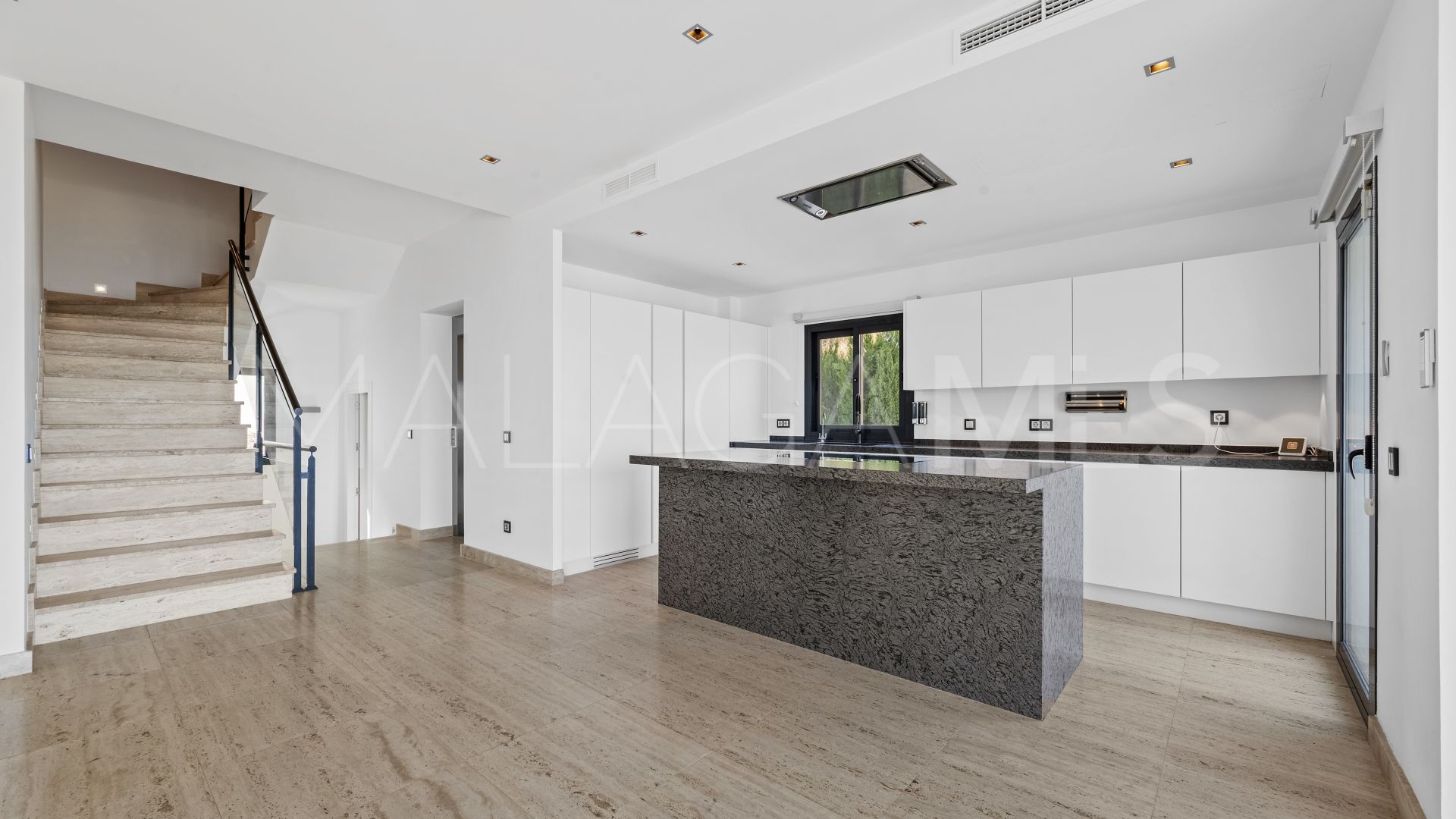Villa for sale in Benalmadena