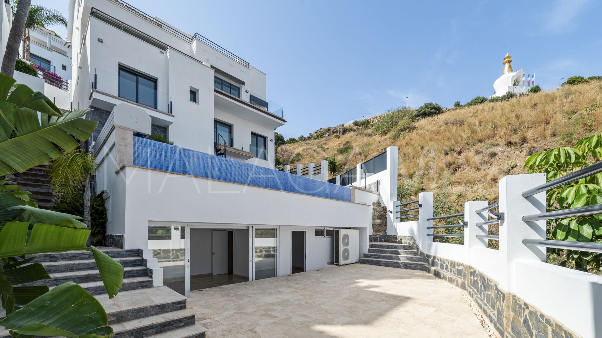 Villa for sale in Benalmadena