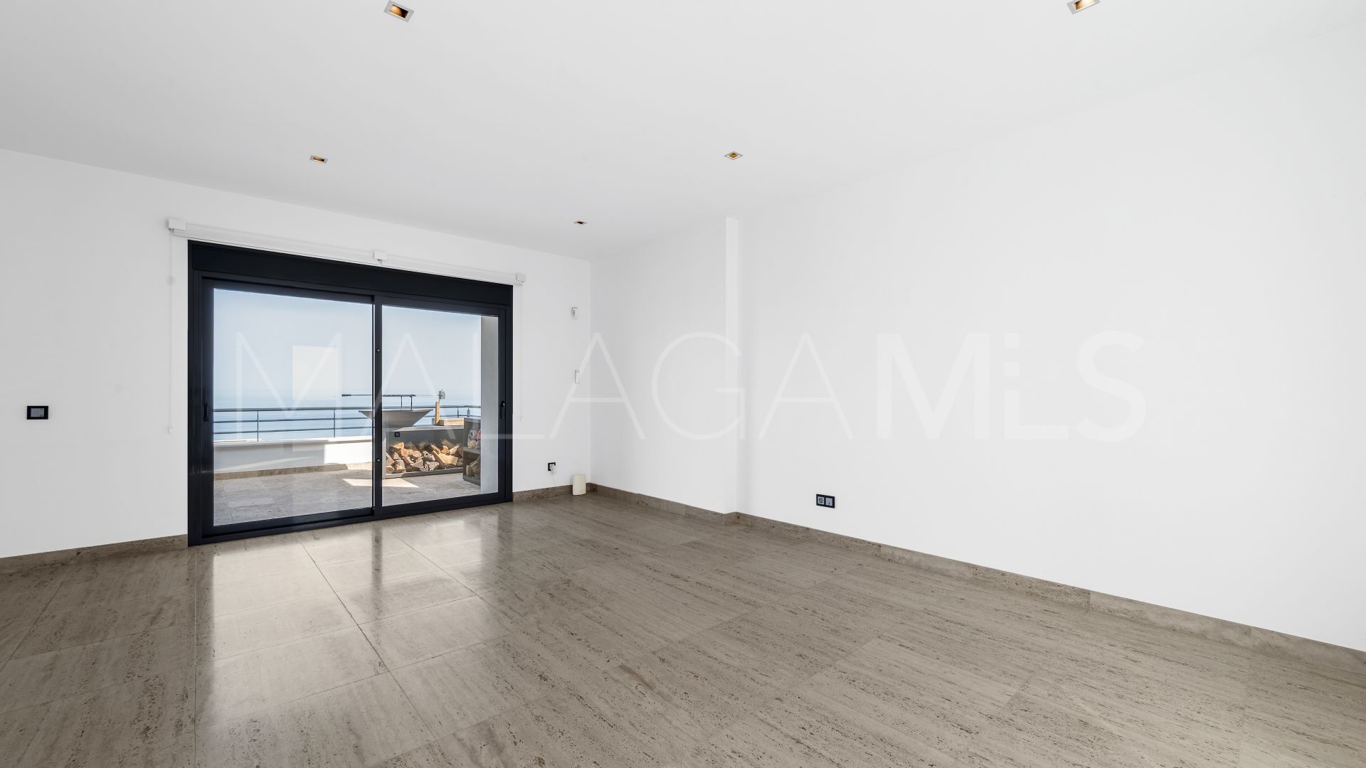 Villa for sale in Benalmadena